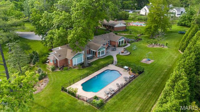 401 Steeplechase Lane, Frontenac, MO 63131