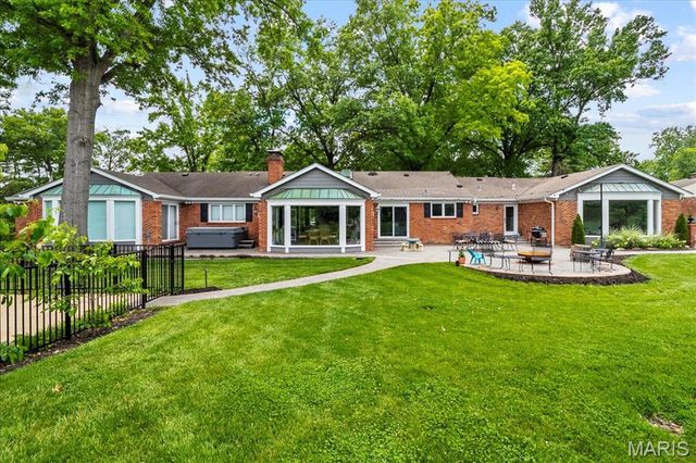 401 Steeplechase Lane, Frontenac, MO 63131