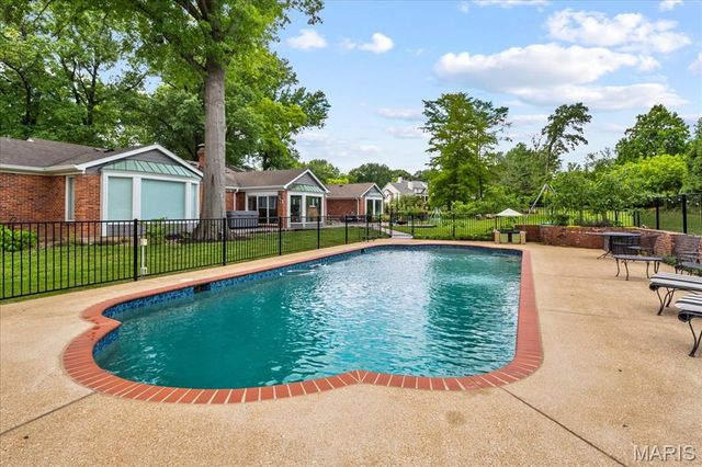 401 Steeplechase Lane, Frontenac, MO 63131