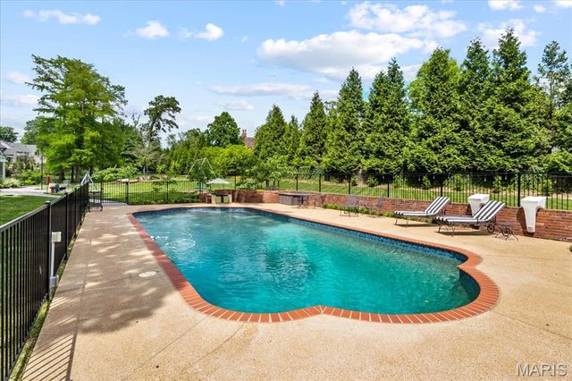 401 Steeplechase Lane, Frontenac, MO 63131