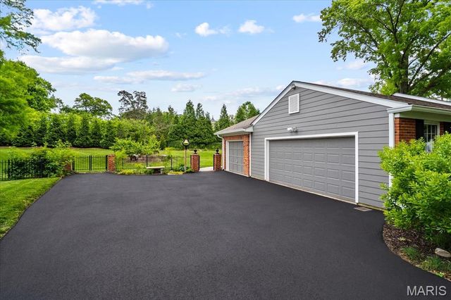 401 Steeplechase Lane, Frontenac, MO 63131