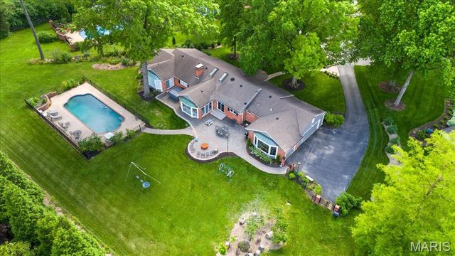 401 Steeplechase Lane, Frontenac, MO 63131