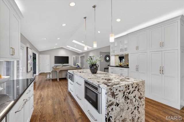 401 Steeplechase Lane, Frontenac, MO 63131