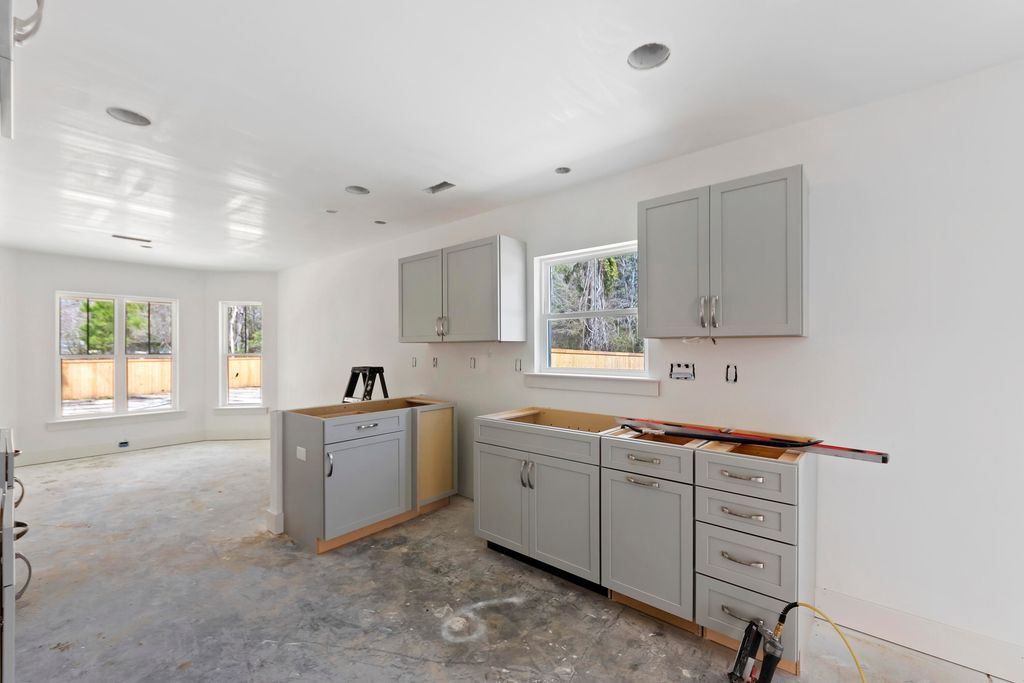 Image 4 of property listing at Address unavailable.