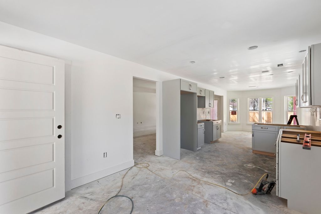 Image 5 of property listing at Address unavailable.