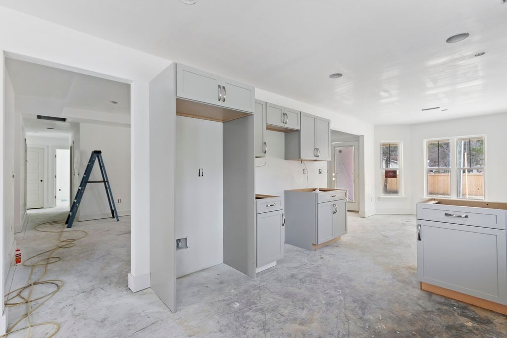 Image 6 of property listing at Address unavailable.