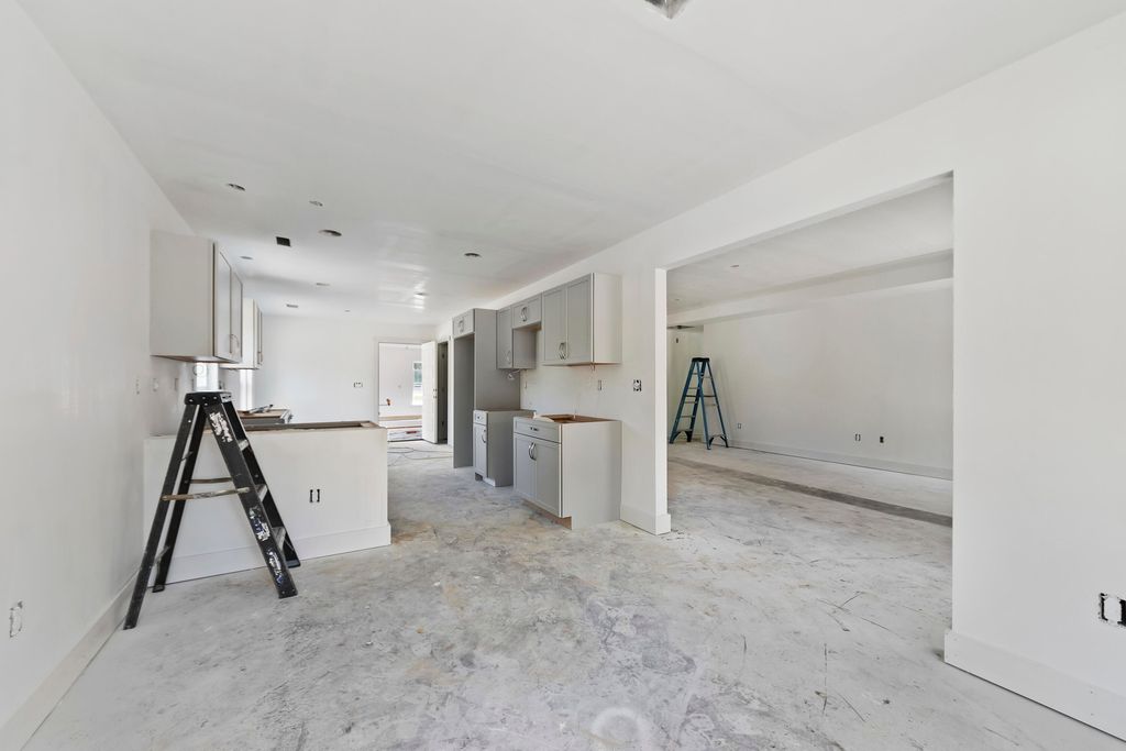 Image 8 of property listing at Address unavailable.