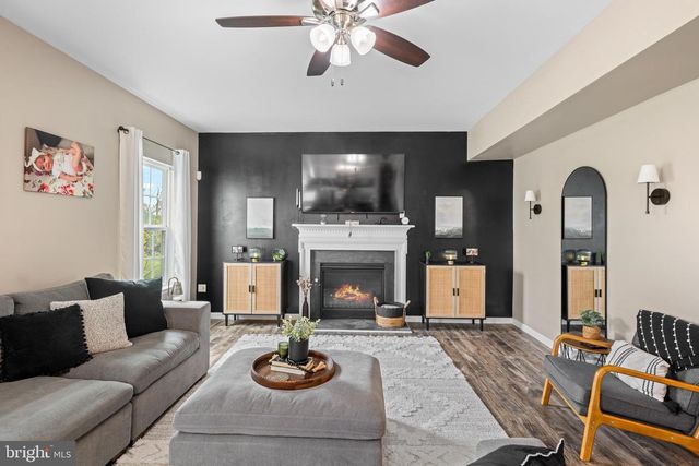 1909 ALAMINGO DR, Quakertown, PA 18951