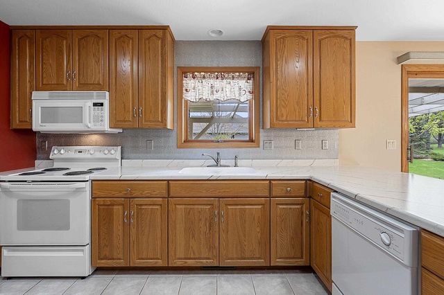 2298 LOST DAUPHIN ROAD, De Pere, WI 54115