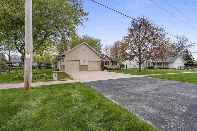 2298 LOST DAUPHIN ROAD, De Pere, WI 54115