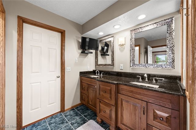 71 Steeplechase Lane, Munroe Falls, OH 44262