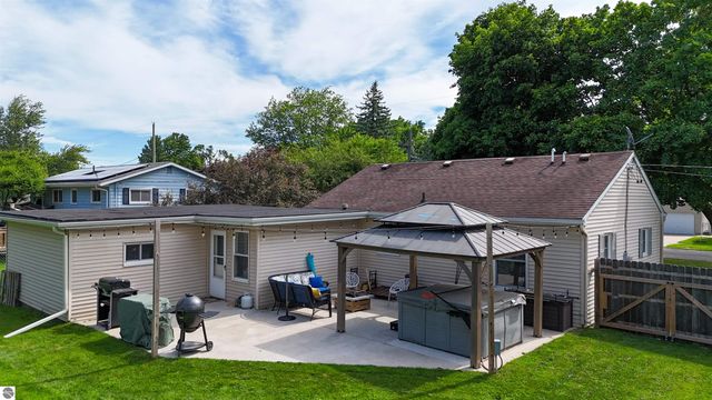 309 N 2nd Street, Shepherd, MI 48883
