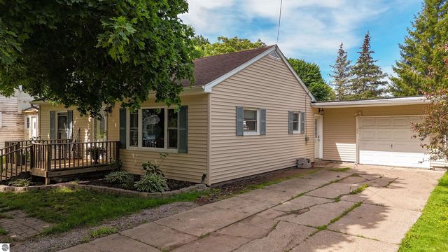 309 N 2nd Street, Shepherd, MI 48883