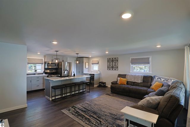 309 N 2nd Street, Shepherd, MI 48883