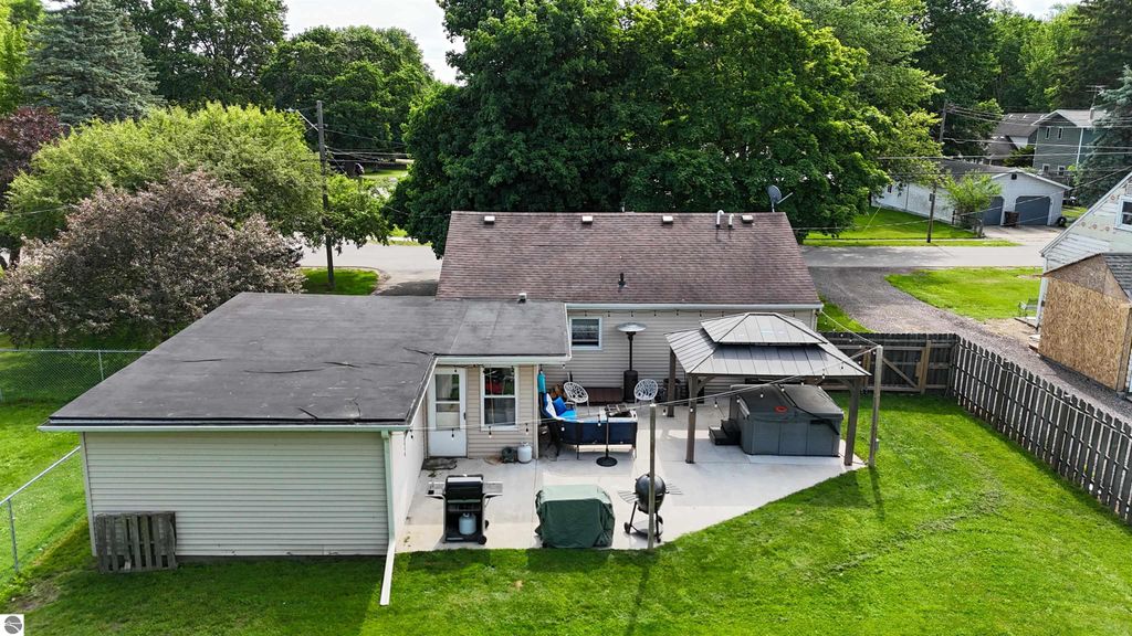 Image 15 of property listing at 309 N 2nd Street, Shepherd, MI 48883
