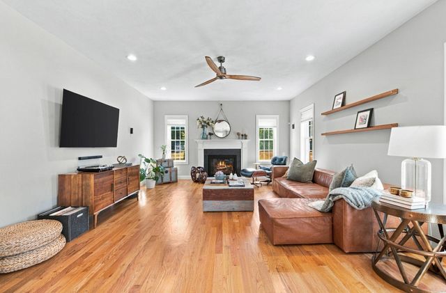 2 Edward Dr, Littleton, MA 01460