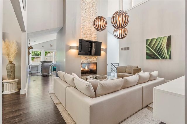 6130 Hodges Drive, Mission, KS 66205