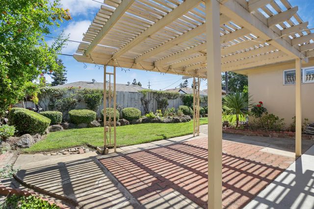 2442 Corbin Ln, Lodi, CA 95242