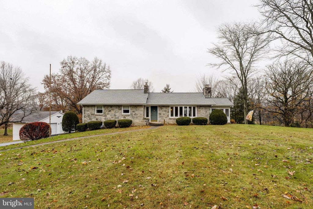Image 10 of property listing at 555 LINCOLN DR, Wernersville, PA 19565