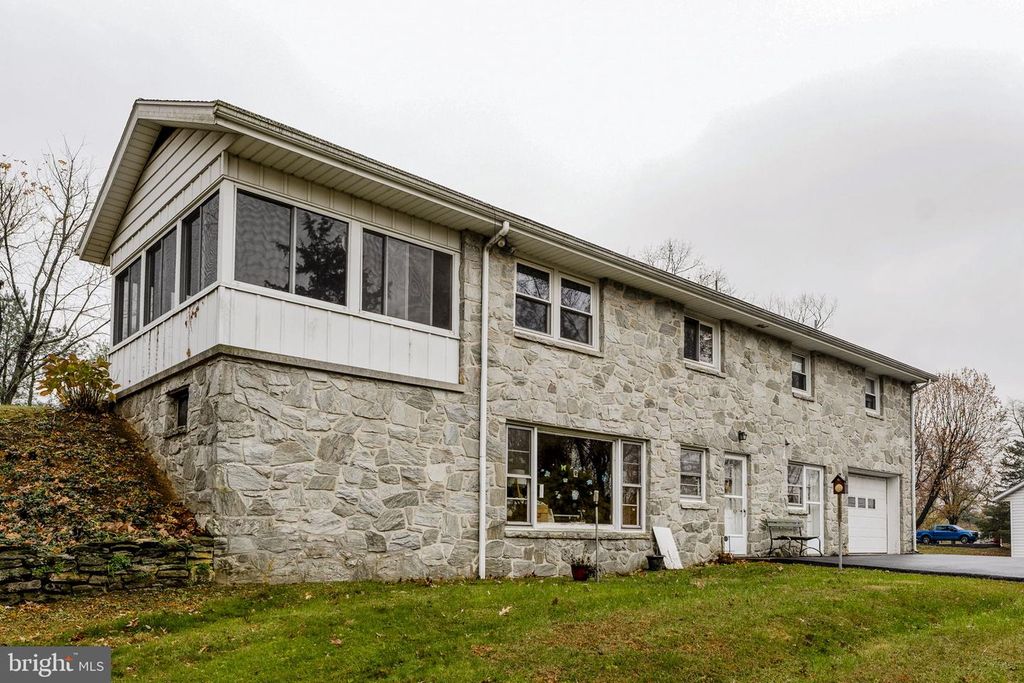 Image 14 of property listing at 555 LINCOLN DR, Wernersville, PA 19565