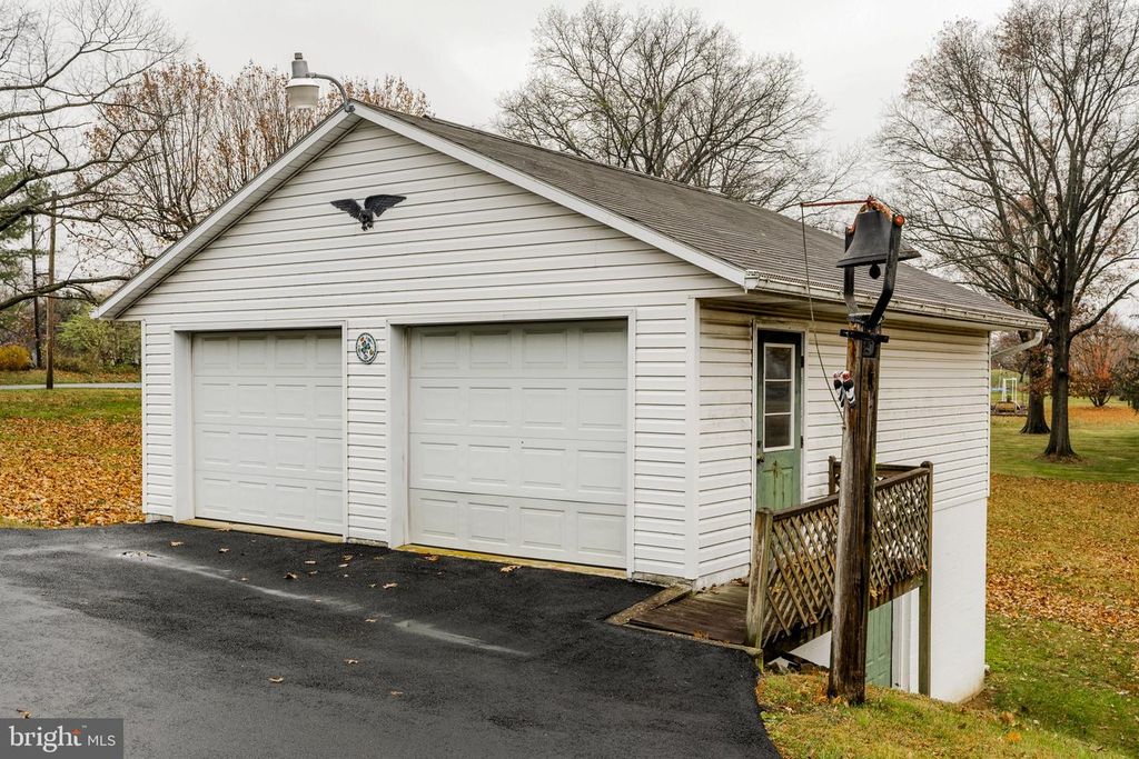 Image 16 of property listing at 555 LINCOLN DR, Wernersville, PA 19565