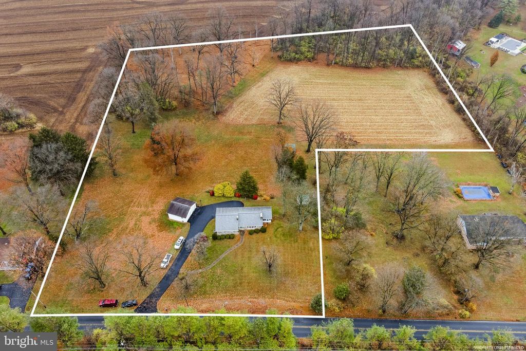 Image 2 of property listing at 555 LINCOLN DR, Wernersville, PA 19565