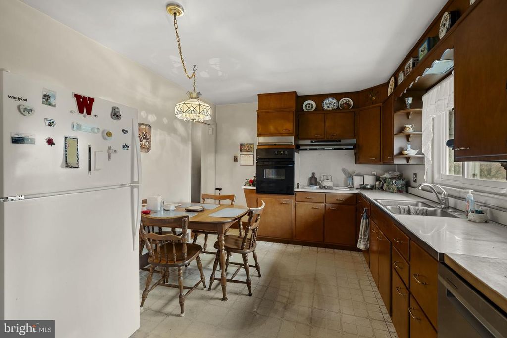 Image 27 of property listing at 555 LINCOLN DR, Wernersville, PA 19565