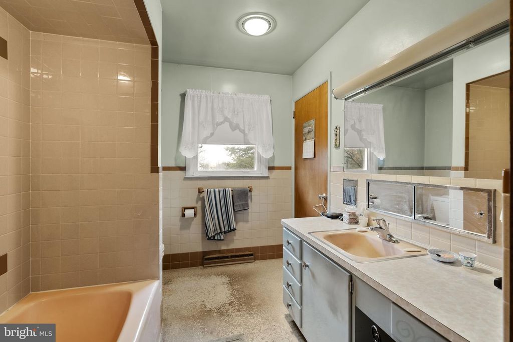 Image 38 of property listing at 555 LINCOLN DR, Wernersville, PA 19565