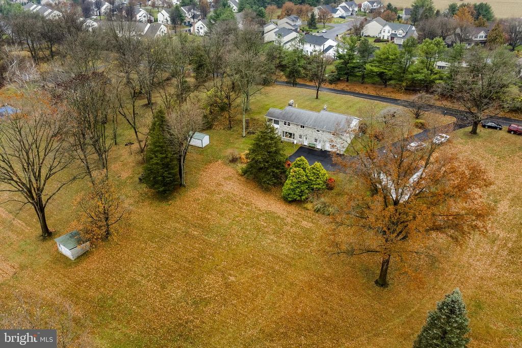 Image 5 of property listing at 555 LINCOLN DR, Wernersville, PA 19565