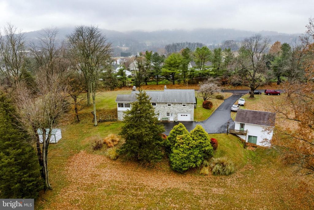 Image 6 of property listing at 555 LINCOLN DR, Wernersville, PA 19565