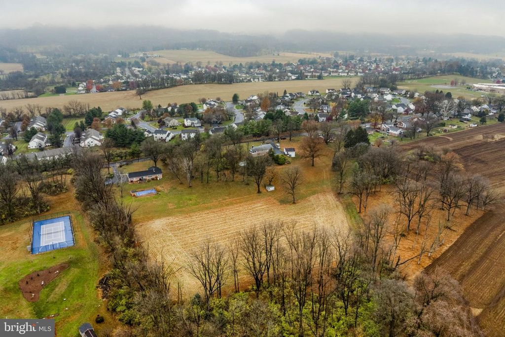 Image 7 of property listing at 555 LINCOLN DR, Wernersville, PA 19565