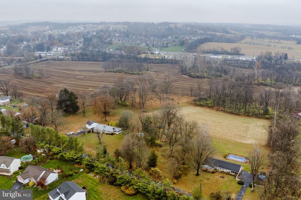 Image 8 of property listing at 555 LINCOLN DR, Wernersville, PA 19565