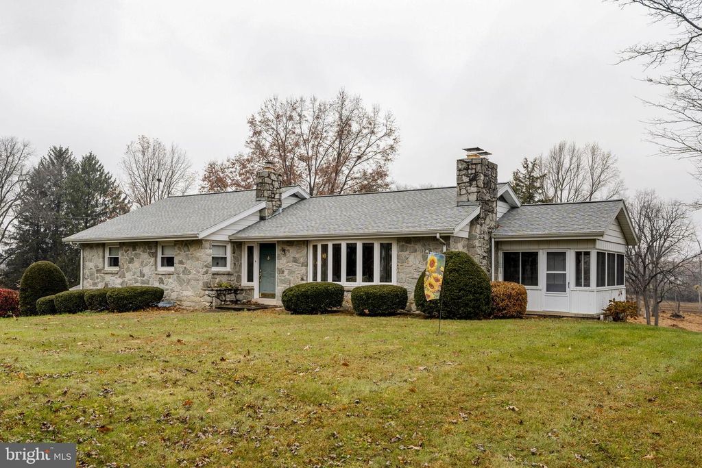 Image 9 of property listing at 555 LINCOLN DR, Wernersville, PA 19565