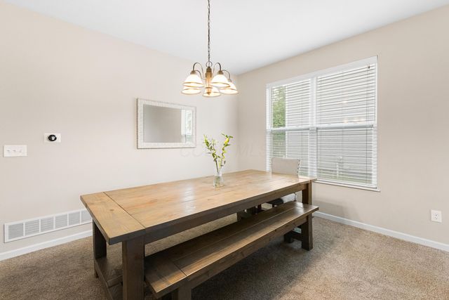 141 Mannaseh Drive W, Granville, OH 43023