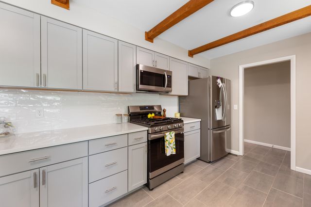 852 N Caddy Ln, Wichita, KS 67212