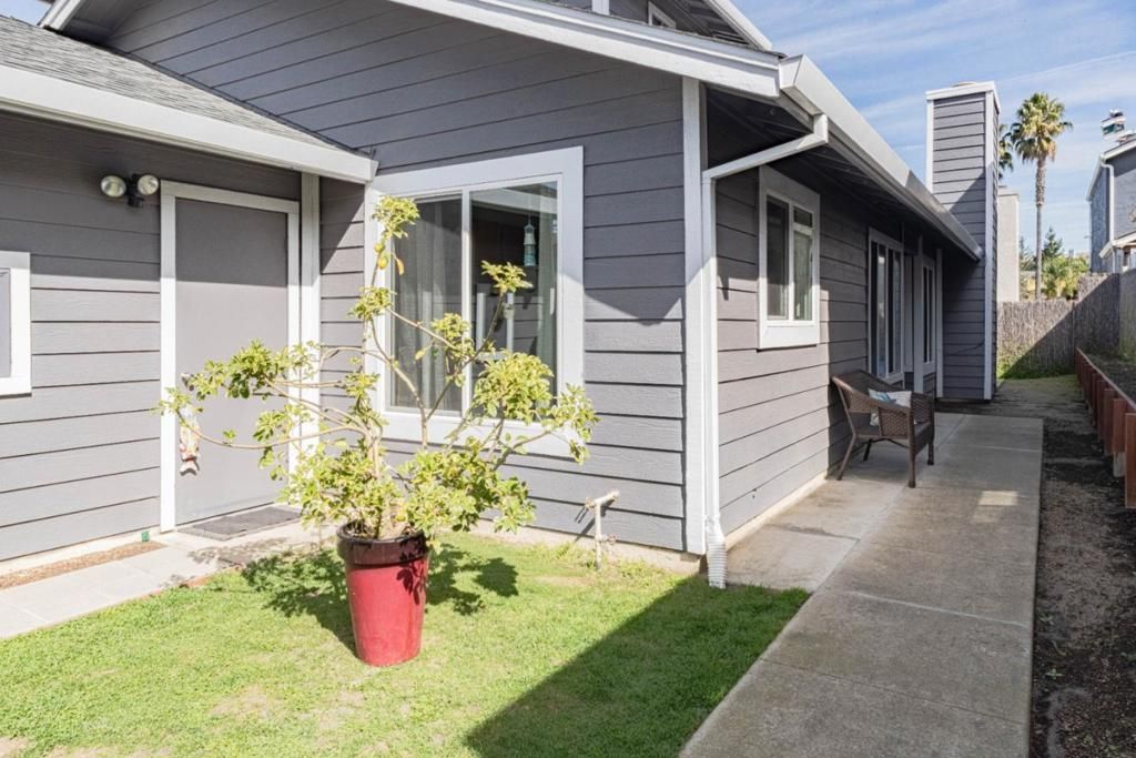 Image 2 of property listing at 11 Fresa Place, Salinas, CA 93905