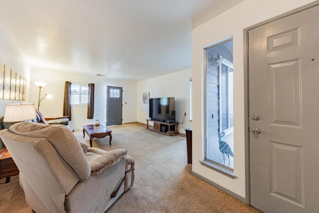 Image 5 of property listing at 11 Fresa Place, Salinas, CA 93905