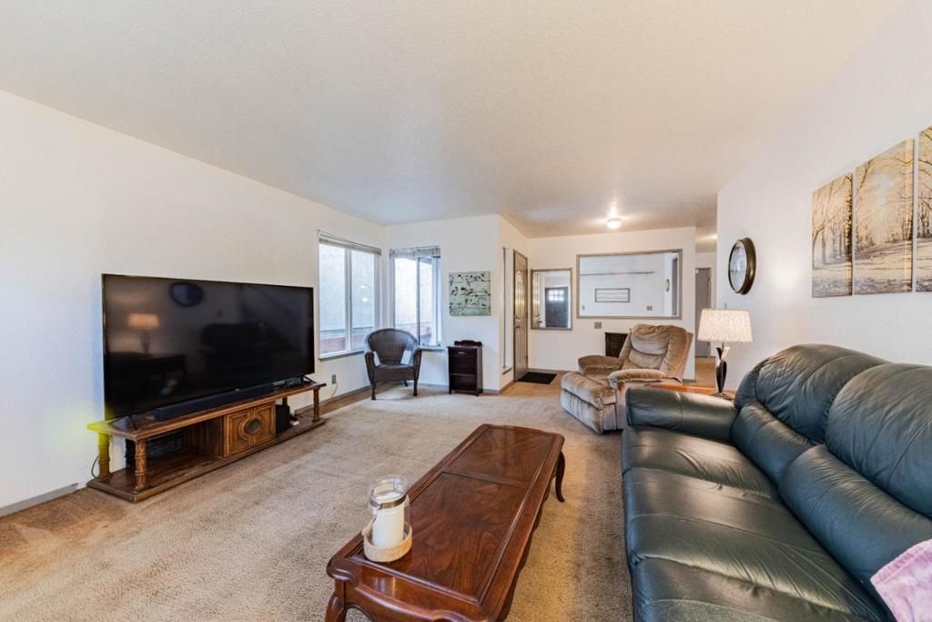 Image 6 of property listing at 11 Fresa Place, Salinas, CA 93905