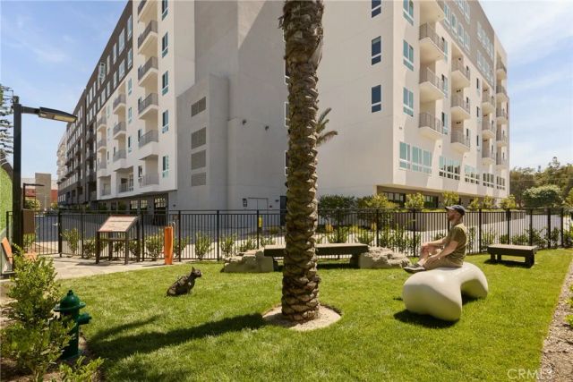 21010 Erwin Street 521, Woodland Hills, CA 91367