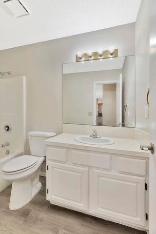 1114 N Manchester Ct, Wichita, KS 67212