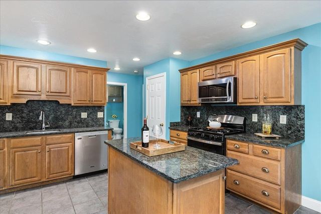 6 Dunnmoore Drive, Bow, NH 03304