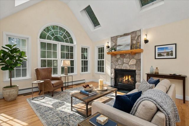6 Dunnmoore Drive, Bow, NH 03304