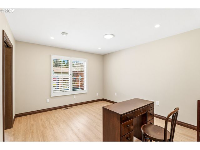 10290 Sw GREENLEAF Ter, Portland, OR 97224