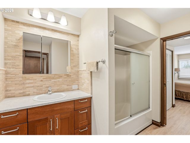 10290 Sw GREENLEAF Ter, Portland, OR 97224