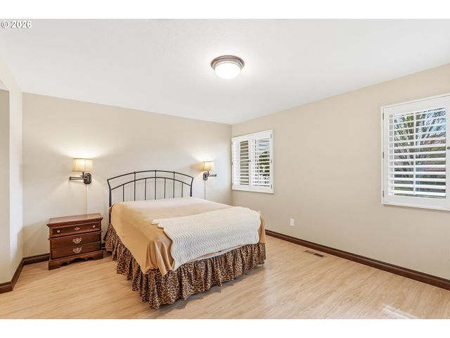 10290 Sw GREENLEAF Ter, Portland, OR 97224