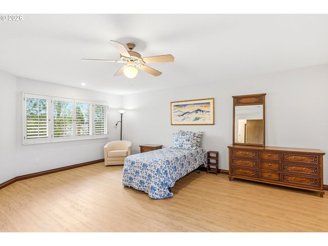 10290 Sw GREENLEAF Ter, Portland, OR 97224