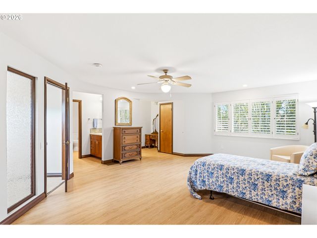 10290 Sw GREENLEAF Ter, Portland, OR 97224