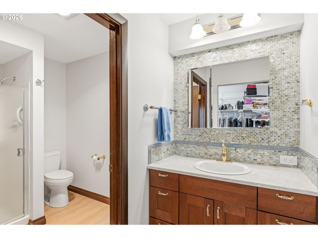 10290 Sw GREENLEAF Ter, Portland, OR 97224