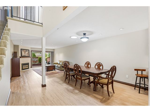 10290 Sw GREENLEAF Ter, Portland, OR 97224