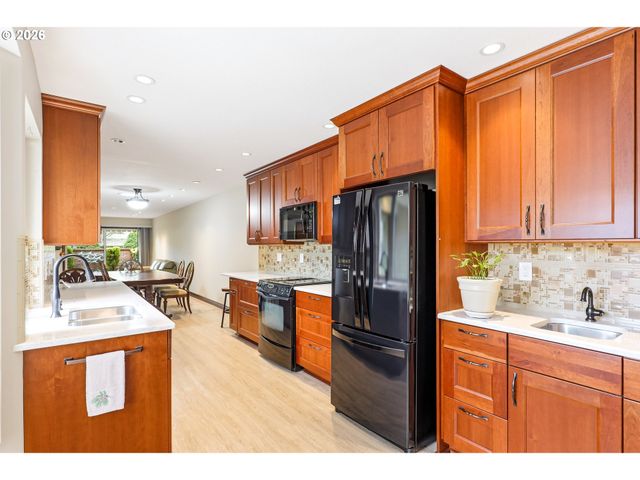 10290 Sw GREENLEAF Ter, Portland, OR 97224